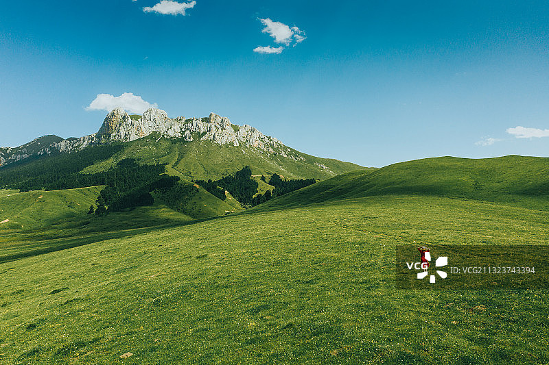 眺望远山的红衣少女图片素材