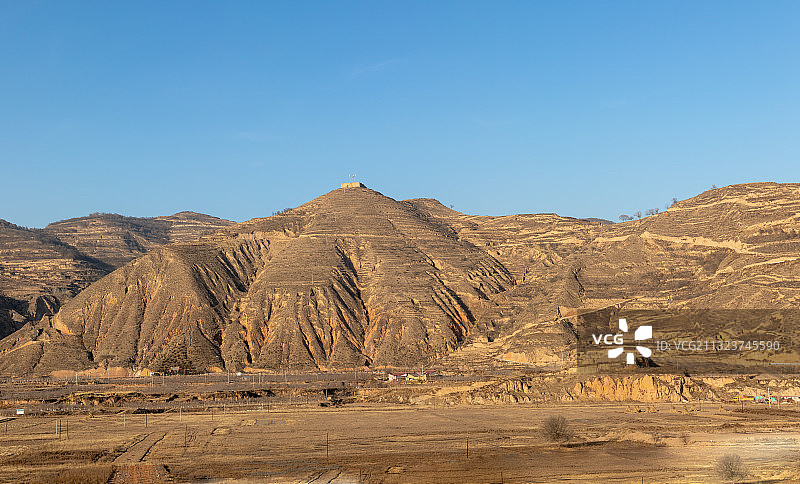 黄土高原上的大山风光图片素材