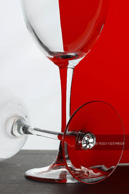 桌上葡萄酒杯特写图片素材