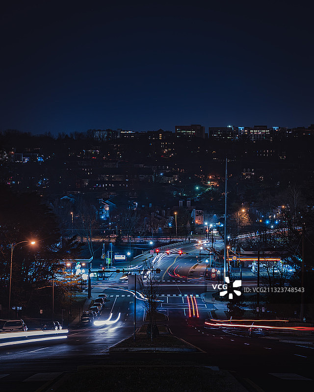 美国弗吉尼亚州阿灵顿：夜间城市街道灯光高角度景观图片素材