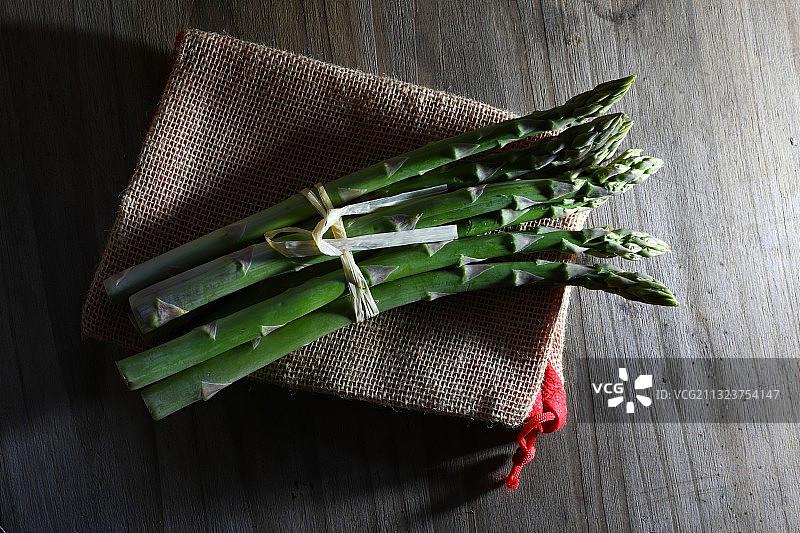 法国，篮子里的玉米特写图片素材