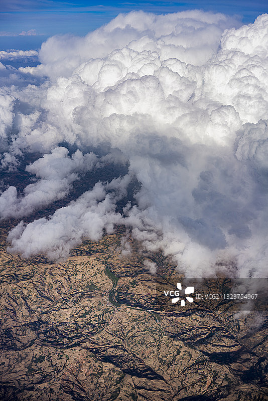 白云云朵飞机航拍视角蓝天白云山脉低云层图片素材