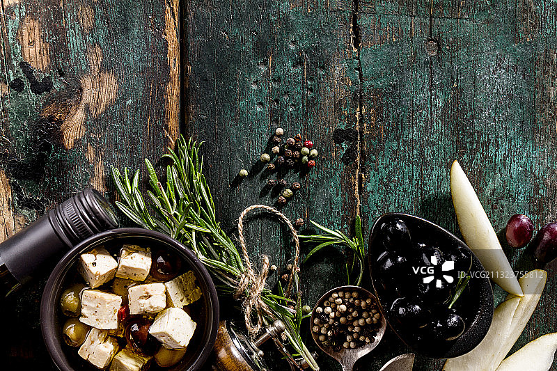 餐桌上食物的正上方图片素材