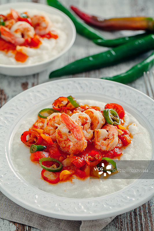 桌子上盘子里的食物的特写图片素材