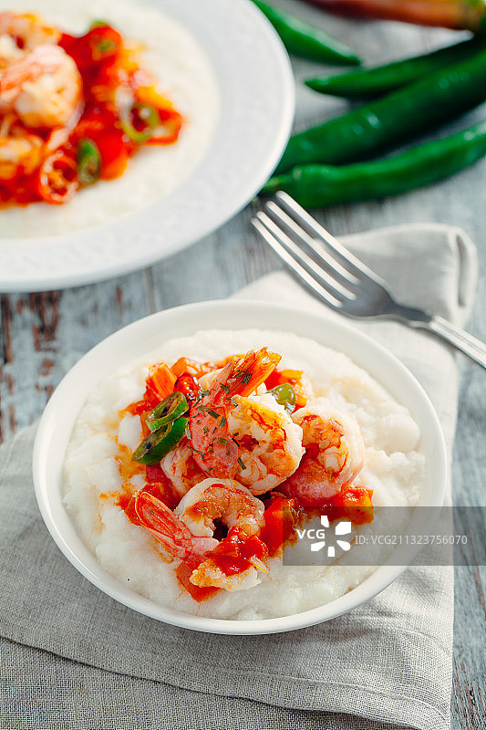 高角度的食物在盘子上的桌子图片素材