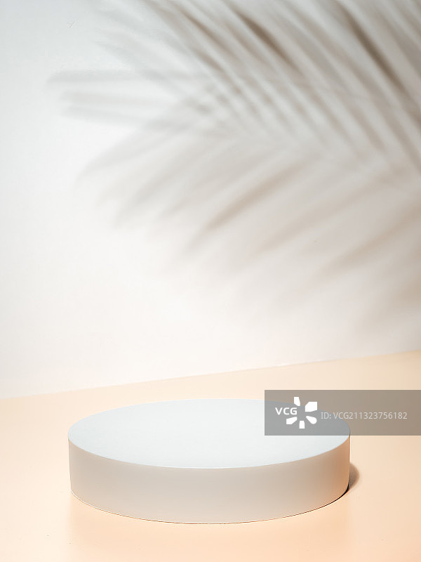 墙边桌子上的空盘子特写图片素材