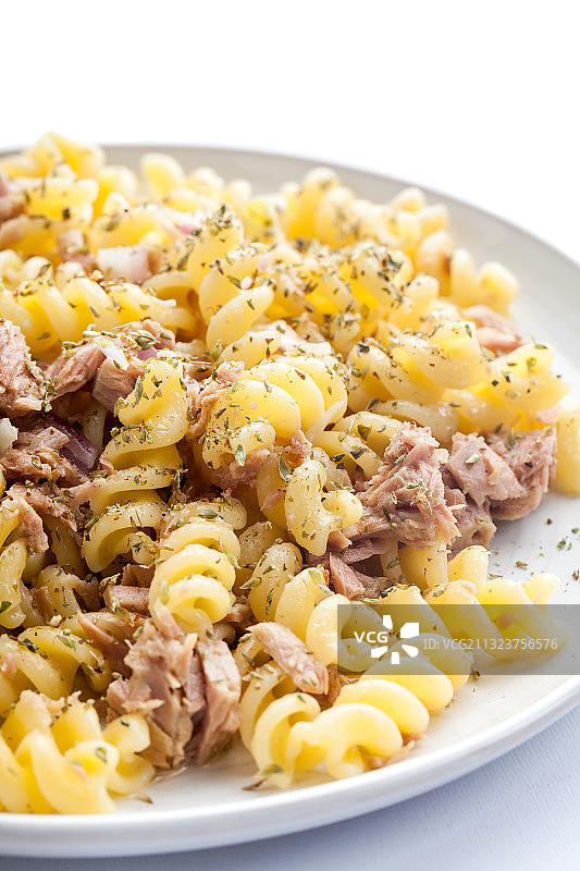 桌子上盘子里的意大利面的特写图片素材