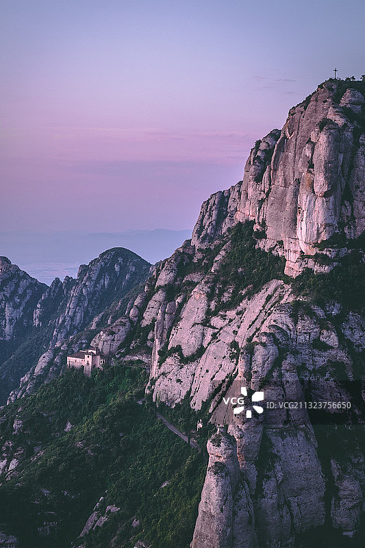 蒙特塞拉特日落时分的岩石山脉风光图片素材