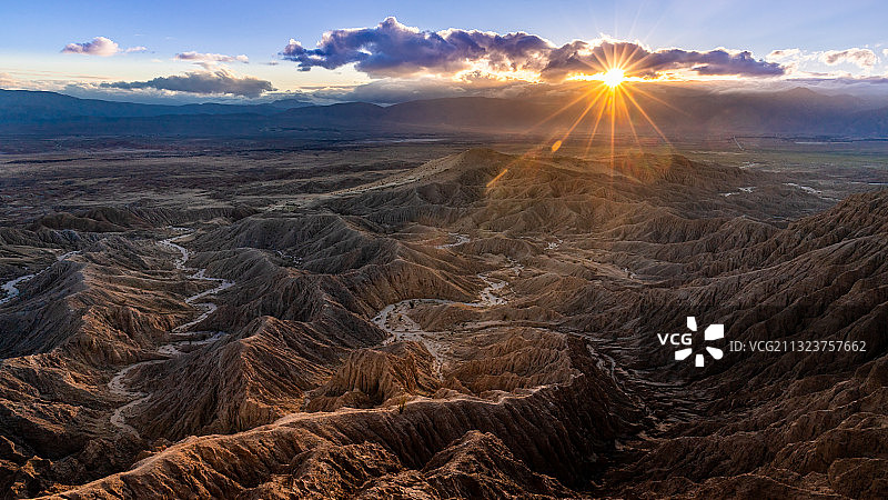美国加利福尼亚州丰茨角日落时天空下的景观鸟瞰图图片素材