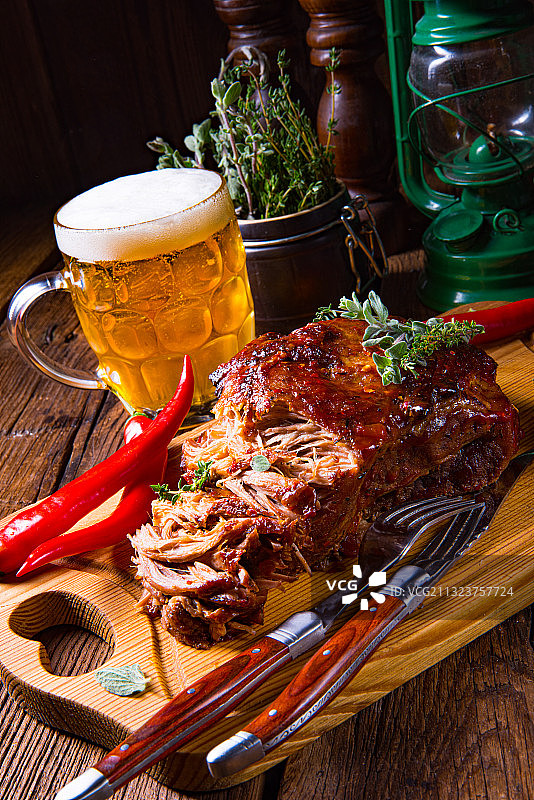 桌子上盘子里的食物的特写图片素材