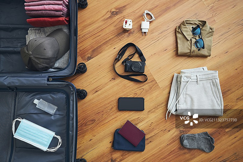 桌上各种物品的俯视视角图片素材