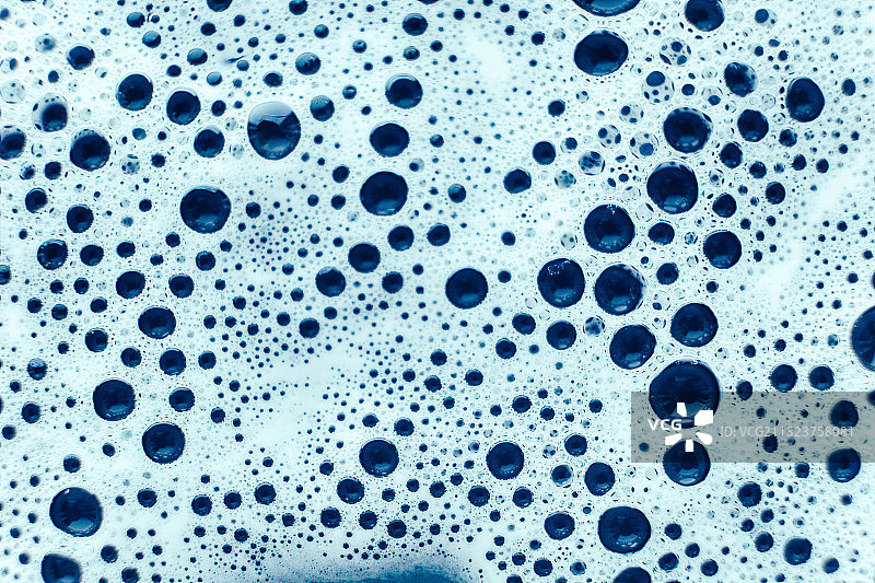 蓝色水面上水滴的完整画面图片素材