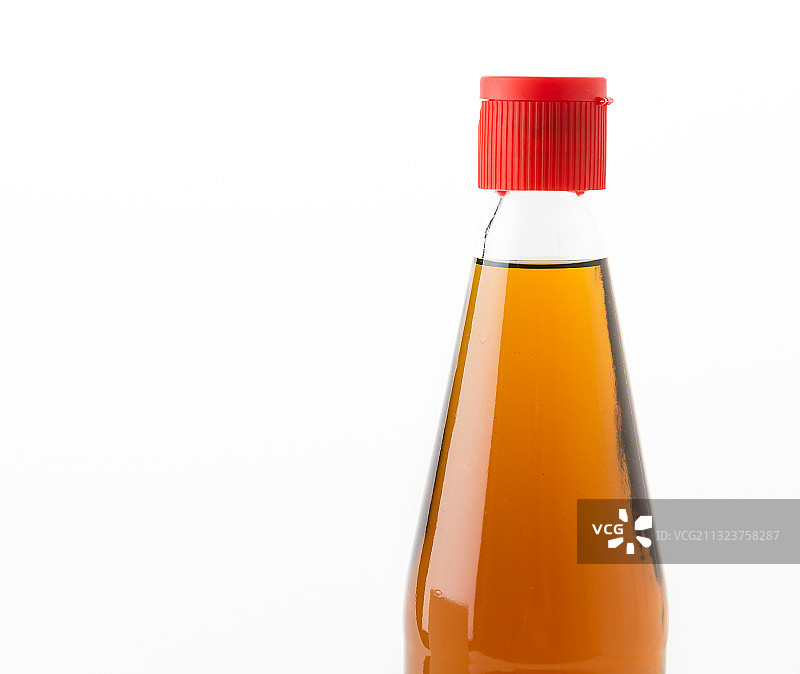 白色背景下的瓶装油特写图片素材