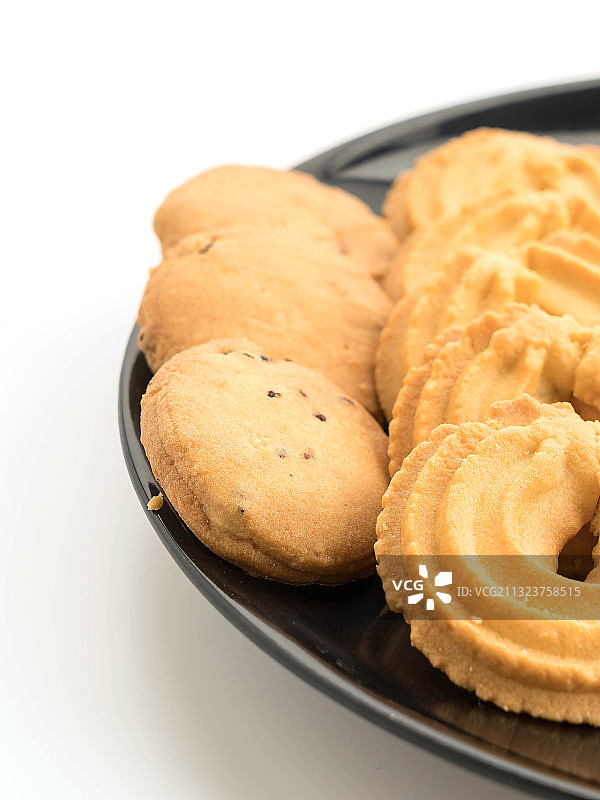 白色背景下的盘装饼干特写图片素材