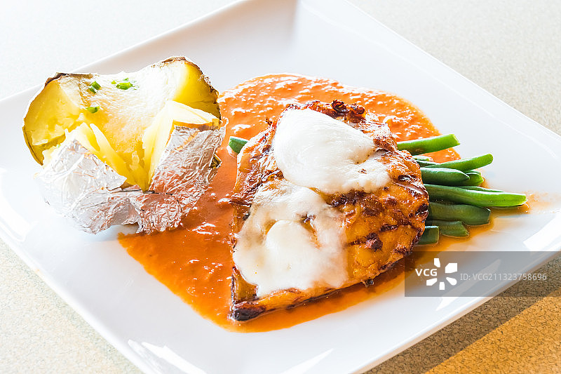 盘中食物的高角度视图图片素材