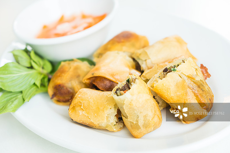 桌子上盘子里的食物的特写图片素材