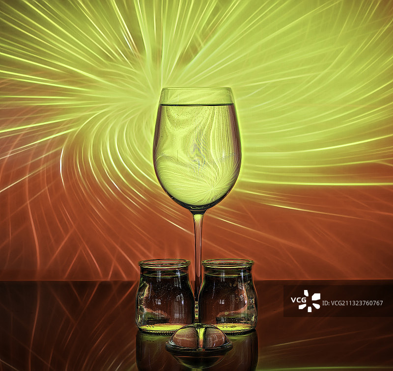 在桌子上的玻璃杯里的饮料的特写图片素材