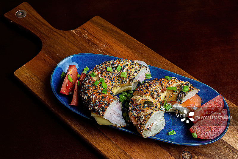 波兰，桌上盘中食物俯拍图片素材