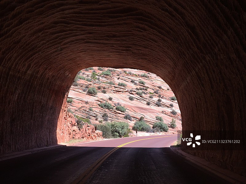 透过隧道看到的空旷道路，美国犹他州图片素材