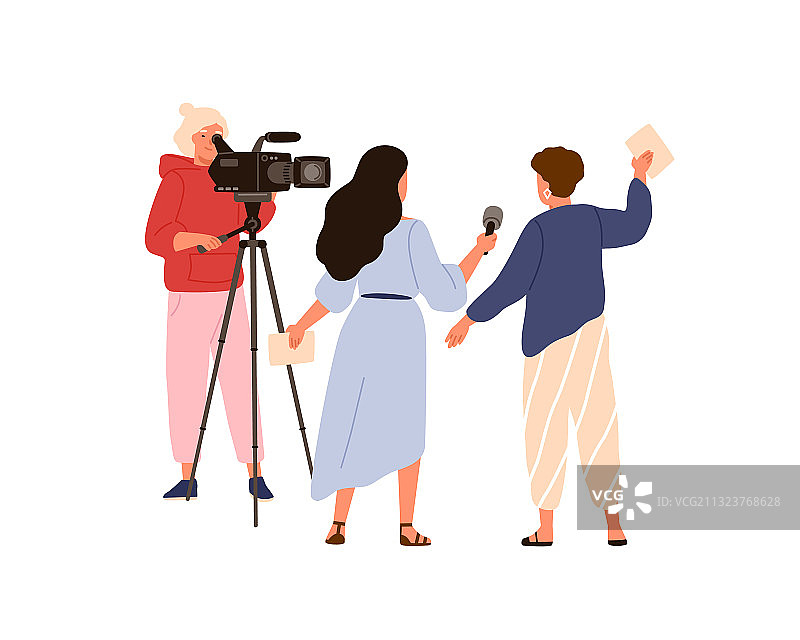 女性摄影师和记者进行现场直播图片素材