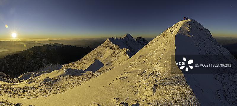 朝阳金光，日照金山，山顶上还有两个追光逐影的。摄影师图片素材