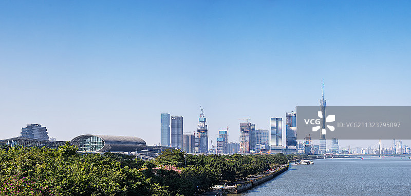 晴朗天空下的广州琶洲城市建筑天际线图片素材