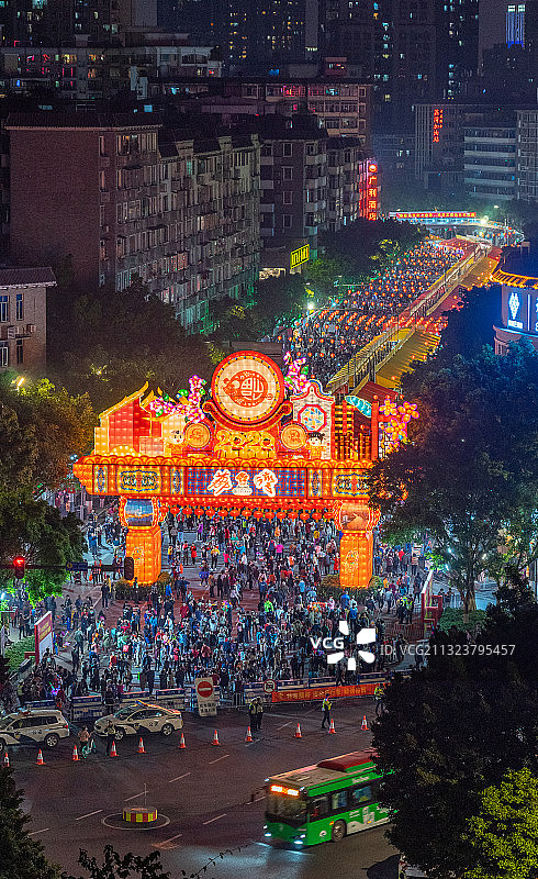 中国农历新年中的广州迎春花市夜景图片素材