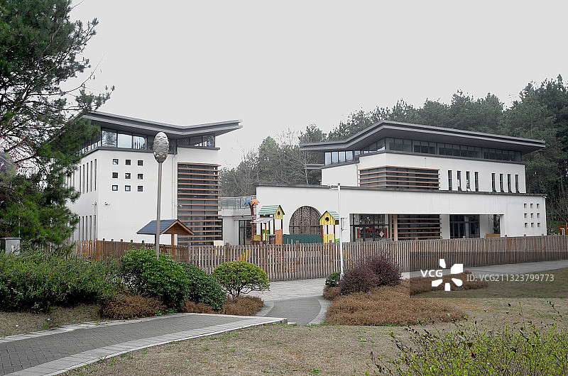 L2390010一所森林环抱中的幼儿园2021年3月S图片素材