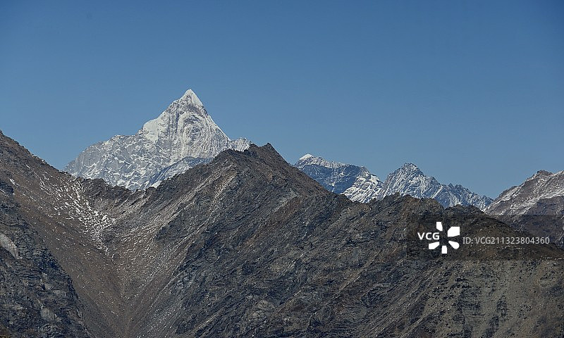 汶川卧龙，熊猫之眼。四姑娘山主峰的背面，有一只熊猫徐徐走来图片素材
