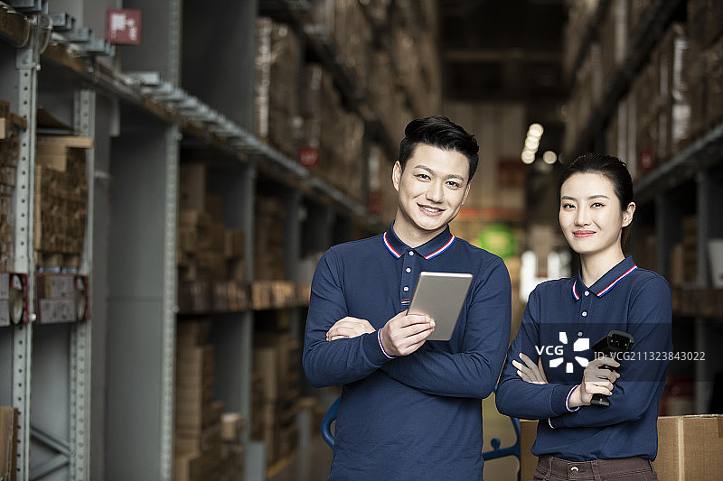两个青年男女在物流仓库工作图片素材