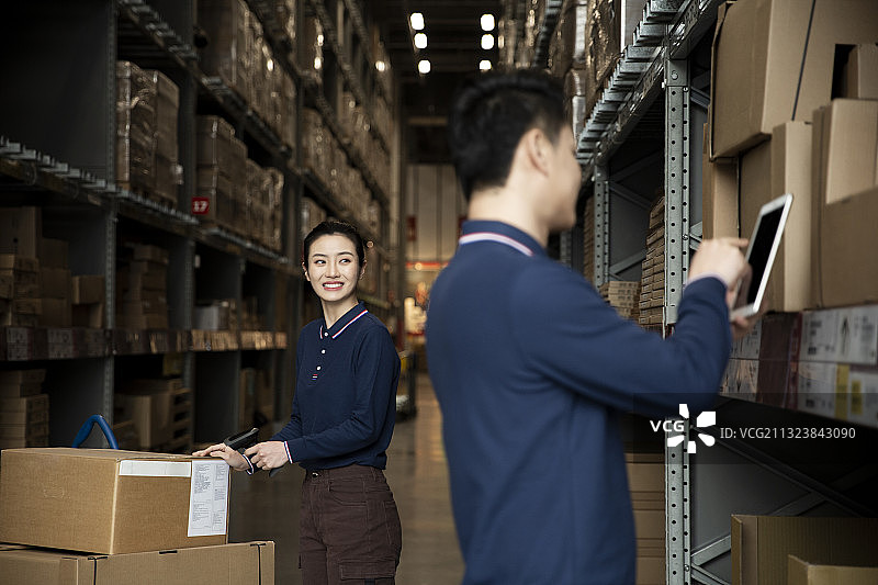 两个青年男女在物流仓库工作肖像图片素材