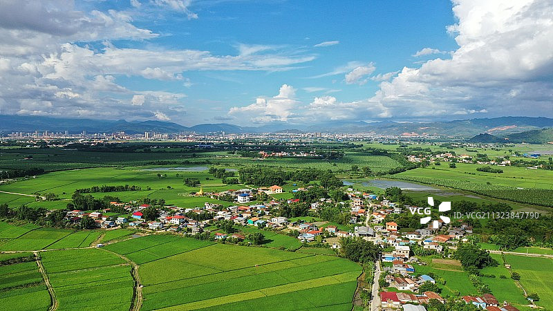 云南瑞丽市与缅甸山水相连图片素材