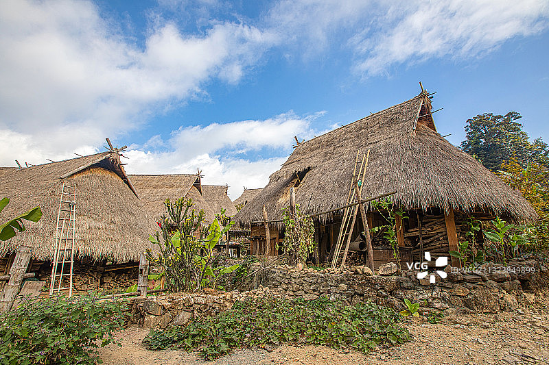 云雾缭绕的翁丁+云南临沧市沧源佤族自治县翁丁村图片素材