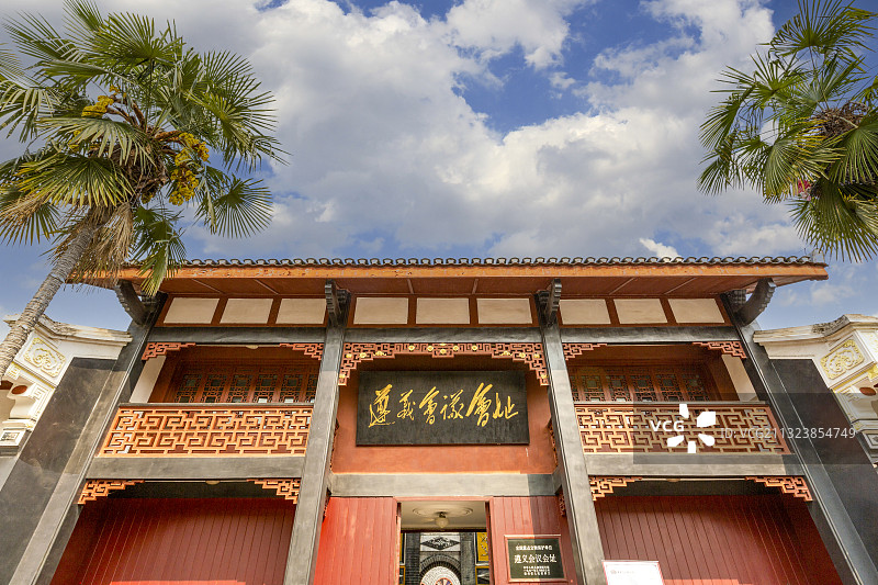 蓝天白云下的贵州省遵义会议会址大门图片素材