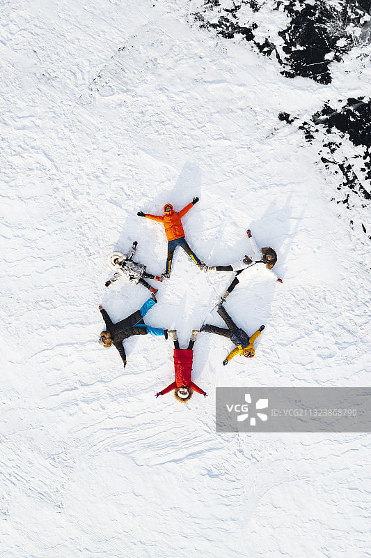 雪地里的快乐家庭图片素材