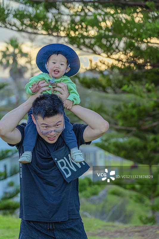公园里爸爸肩上快乐的男婴图片素材