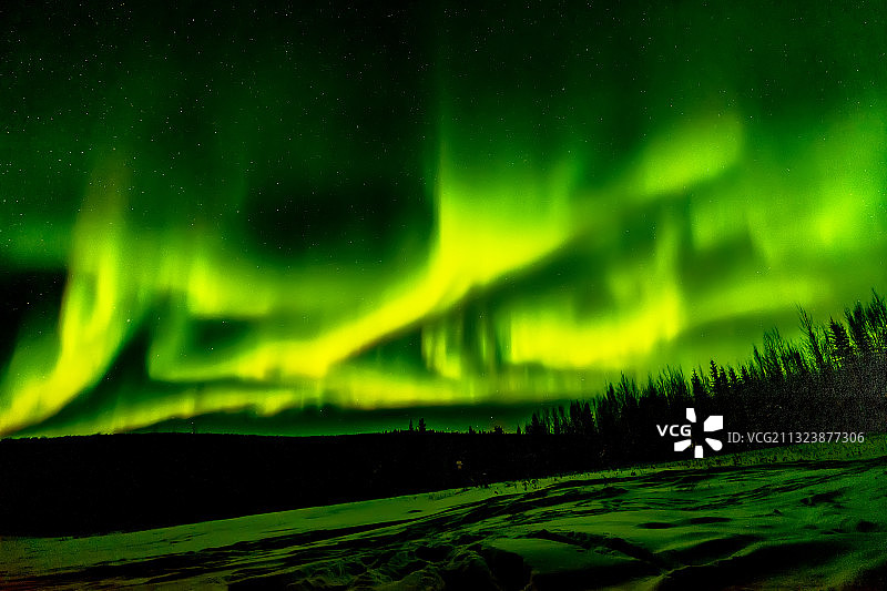 育空河上的极光图片素材