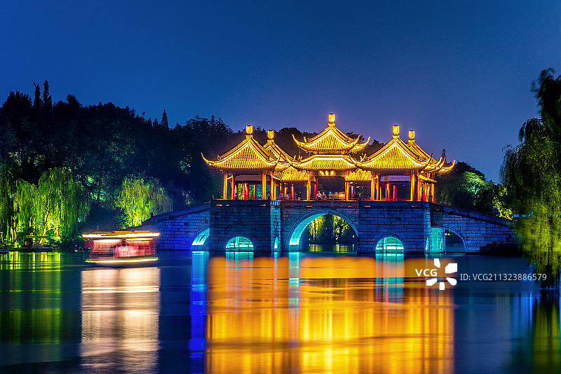 中国江苏扬州瘦西湖风景区五亭桥夜景图片素材