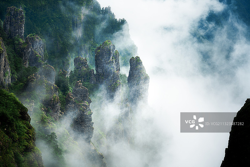 神农架-云雾缭绕神农谷图片素材