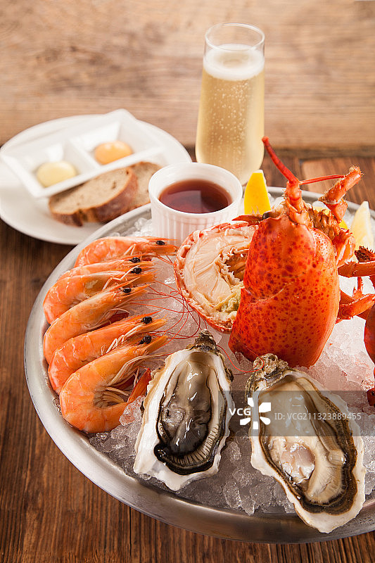 龙虾生蚝海虾海鲜拼盘图片素材