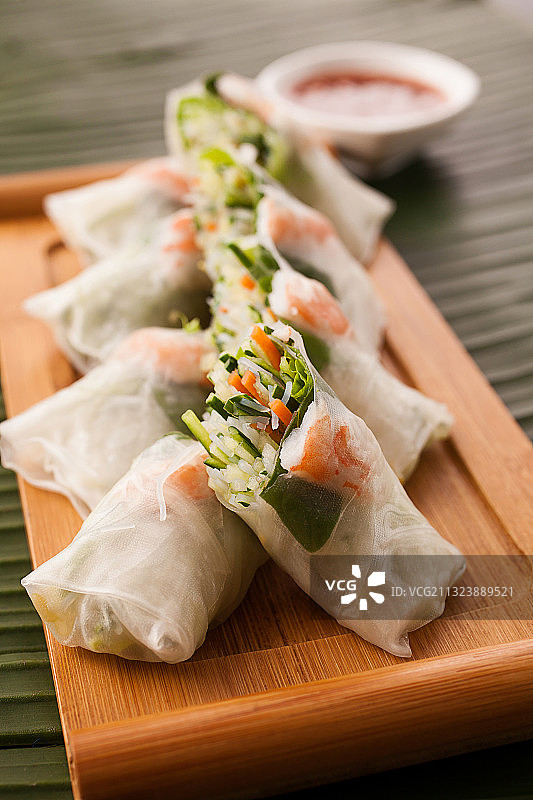 一盘春卷图片素材