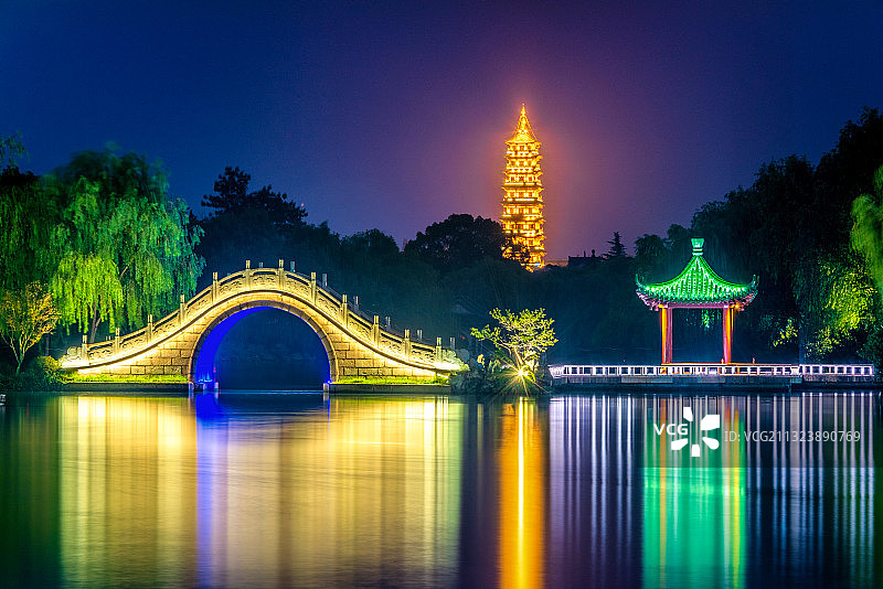中国江苏扬州瘦西湖风景区二十四桥夜景图片素材