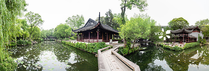 中国苏州拙政园的香洲画肪和倚玉轩和小飞虹全景图片素材