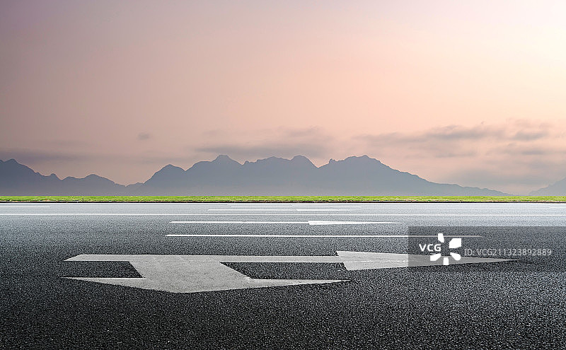 高速公路天际线和远山背景图片素材