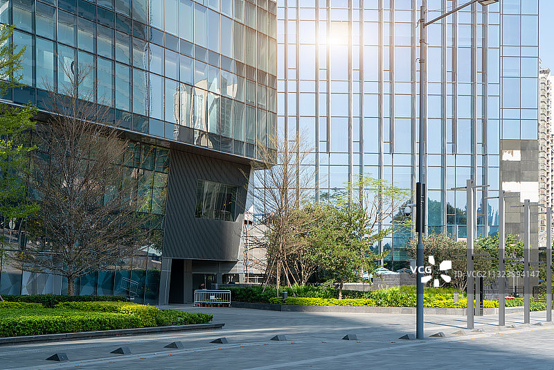 低视角拍城市金融区办公写字楼外墙玻璃图片素材