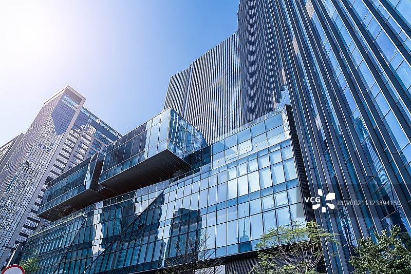 低视角拍城市金融区办公写字楼外墙玻璃图片素材