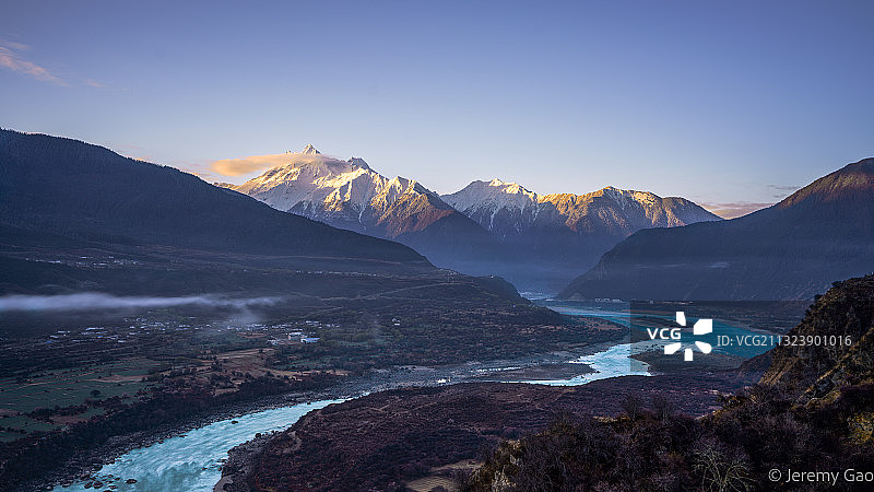 加拉白垒峰日照金山图片素材