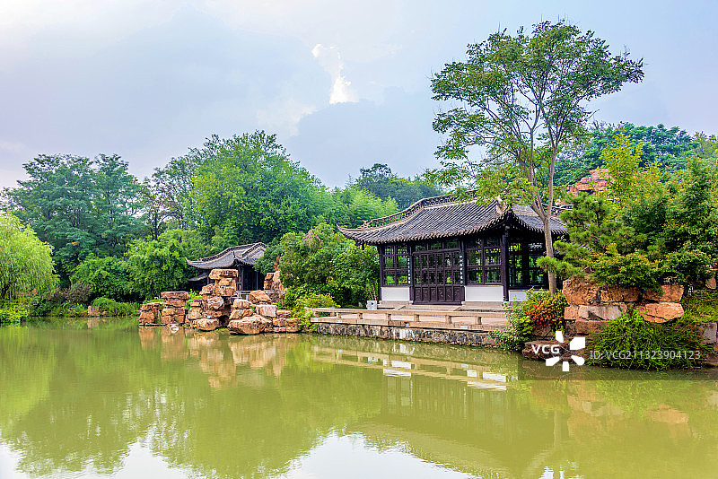 中国江苏扬州瘦西湖风景区石壁流淙阆风堂图片素材