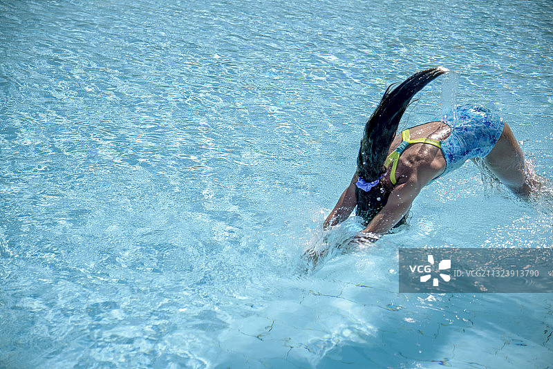 俯视角度拍摄的游泳女性图片素材