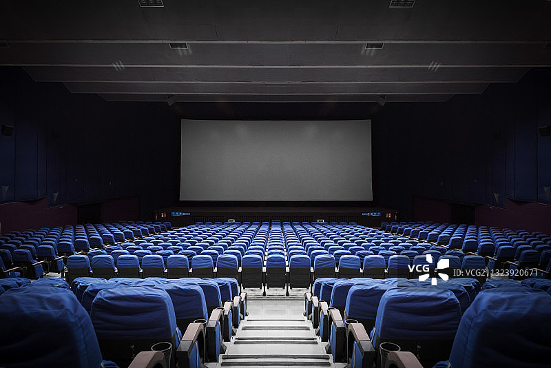 一个空旷无人的大型电影院图片素材